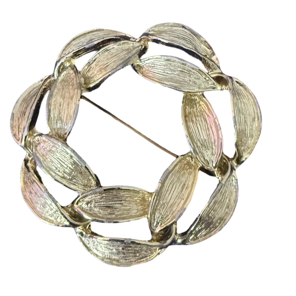 VINTAGE MCM Gold Tone Leaf Petals Circular Wreath Brooch Pin